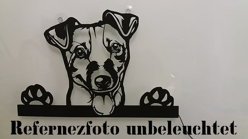 Puede incluir: Silueta negra de metal de un perro Jack Russell Terrier asom&aacute;ndose por encima de un letrero con huellas de patas a cada lado. El letrero dice "Referenzfoto unbeleuchtet".