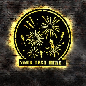 Può includere: Un cerchio di metallo nero con un disegno di fuochi d'artificio al suo interno. Il cerchio è illuminato da una luce gialla e il testo "YOUR TEXT HERE!" è sotto il cerchio.