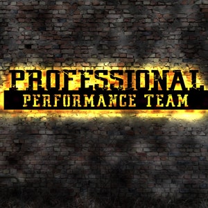 Puede incluir: Un muro de ladrillos con un letrero brillante que dice "PROFESSIONAL PERFORMANCE TEAM" en letras amarillas en negrita. El letrero es rectangular y tiene un fondo negro. El muro de ladrillos es una mezcla de ladrillos rojos, marrones y grises.