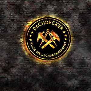 Peut inclure: Un panneau circulaire noir et or avec le texte "Dachdecker" et "Hoch die Dachdeckerkunst" en cercle autour d'un marteau et d'une pioche croisés.