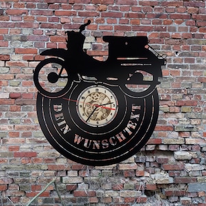 Może przedstawiać: Czarny metalowy zegar ścienny w kształcie zabytkowego skutera z tarczą zegara, na której widnieje napis "Dein Wunschtext".