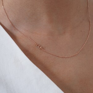 Seitlich personalisierte 14K Gold Buchstaben Halskette, Muttertagsgeschenk für Sie, Initiale Halskette, Weihnachtsgeschenk, personalisiertes Geschenk