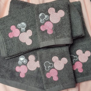 Minnie Mouse&#39;s gray towels