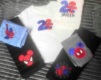 Broderade superhjälte-födelsedagströjor och handdukar