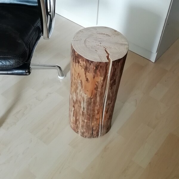 Tabouret en bois, tronc en bois massif avec une belle structure