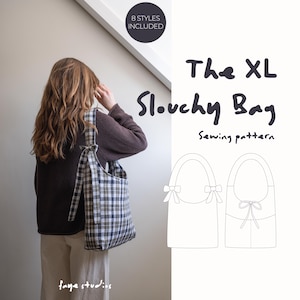 Könnte beinhalten: Eine weiße Keramik-Tasse mit schwarzem Henkel und dem Text "But First, Coffee" in schwarzer, handschriftlicher Schrift. Die Tasse steht auf einer weißen Oberfläche.