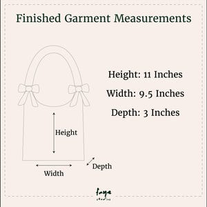 Op de afbeelding: Diagram van een tote bag met afmetingen. De tekst luidt "Afmetingen van het afgewerkte kledingstuk". De hoogte van de tas is 28 cm, de breedte is 24 cm en de diepte is 7,6 cm. De tas heeft een handvat en strikdetails.
