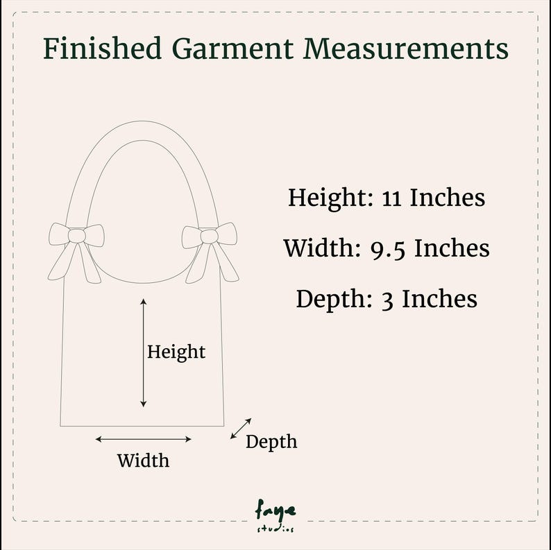 Op de afbeelding: Diagram van een tote bag met afmetingen. De tekst luidt "Afmetingen van het afgewerkte kledingstuk". De hoogte van de tas is 28 cm, de breedte is 24 cm en de diepte is 7,6 cm. De tas heeft een handvat en strikdetails.