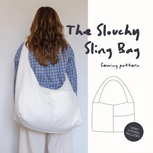 Può includere: Una persona indossa una grande borsa a tracolla morbida color crema. La borsa è realizzata in un tessuto morbido e ha un cinturino largo. Il testo sull'immagine recita "The Slouchy Sling Bag" e "Sewing pattern". È mostrato anche un diagramma della borsa.