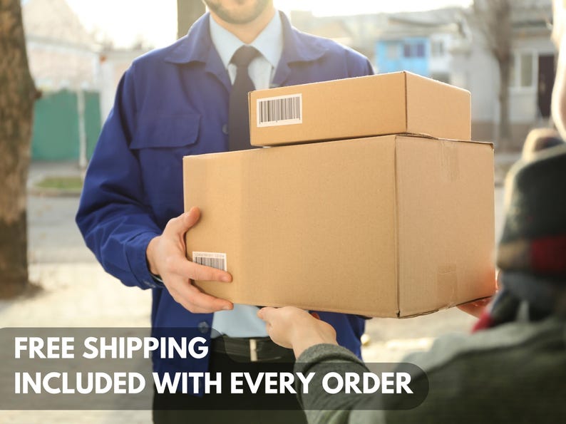 Puede incluir: Un repartidor con uniforme azul entrega dos cajas de cart&oacute;n marr&oacute;n a un cliente. Las cajas est&aacute;n apiladas una encima de la otra. El texto "ENV&Iacute;O GRATIS INCLUIDO EN CADA PEDIDO" es visible en la parte inferior de la imagen.