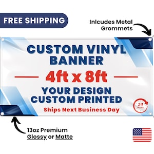 Puede incluir: Una pancarta de vinilo personalizada blanca con rayas azules y azul claro. La pancarta mide 4 pies por 8 pies y dice "Pancarta de vinilo personalizada" y "Su dise&ntilde;o impreso personalizado". Tambi&eacute;n dice "Env&iacute;o el siguiente d&iacute;a h&aacute;bil" e "Incluye ojales met&aacute;licos".