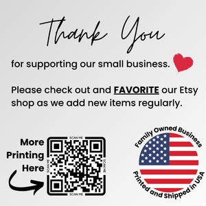 Puede incluir: Gracias por apoyar nuestro peque&ntilde;o negocio. Por favor, echa un vistazo y AGREGA A FAVORITOS nuestra tienda Etsy, ya que a&ntilde;adimos nuevos art&iacute;culos regularmente. M&aacute;s impresi&oacute;n aqu&iacute;. Un c&oacute;digo QR en blanco y negro con el texto "SCAN ME" arriba y abajo del c&oacute;digo. Una bandera estadounidense roja, blanca y azul dentro de un c&iacute;rculo con el texto "Empresa familiar Printed and Shipped in USA".