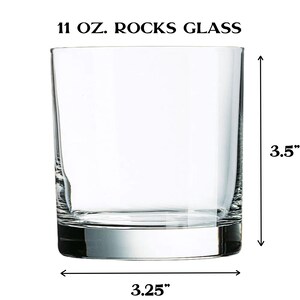 Op de afbeelding: Een helder glazen rocksglas met een diameter van 3,25 inch en een hoogte van 3,5 inch. 11 oz. Rocks Glass.