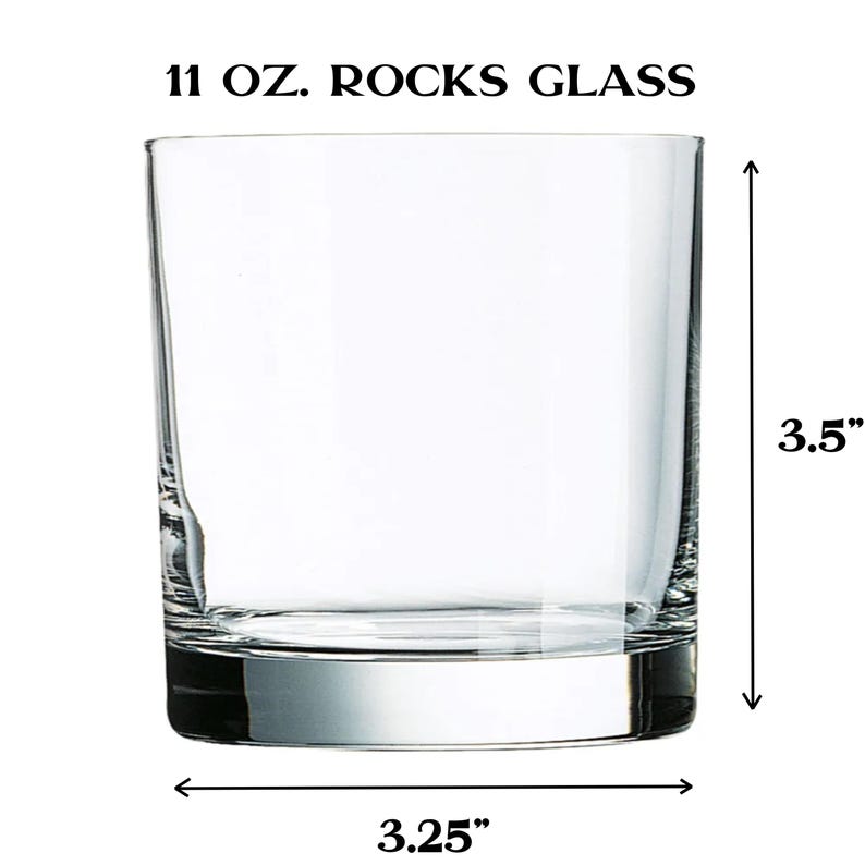 Op de afbeelding: Een helder glazen rocksglas met een diameter van 3,25 inch en een hoogte van 3,5 inch. 11 oz. Rocks Glass.
