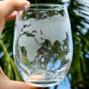 Carte du monde personnalisée gravée sur des verres à vin Cadeau personnalisé explorateur voyageur du monde Amateur de géographie Cadeau de déménagement Voyageur citoyen du monde