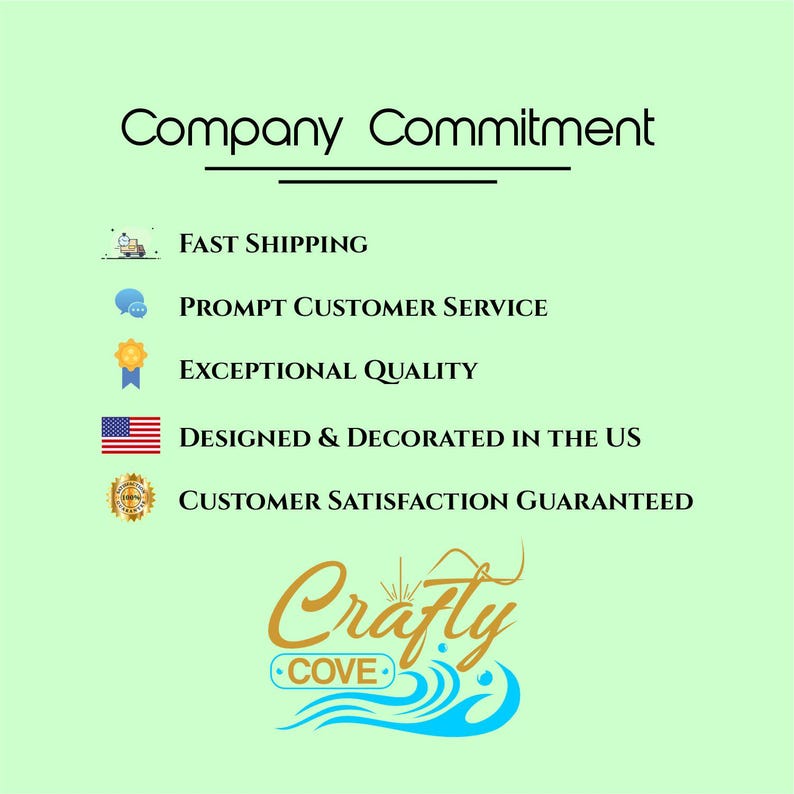Op de afbeelding: Een groene achtergrond met de tekst "Company Commitment" in zwart. Onder de tekst staan vijf pictogrammen met tekst die de toewijding van het bedrijf beschrijven aan snelle verzending, snelle klantenservice, uitzonderlijke kwaliteit, ontwerp en decoratie in de VS en gegarandeerde klanttevredenheid. De tekst "Crafty Cove" staat in een gestileerd lettertype met een golfontwerp.