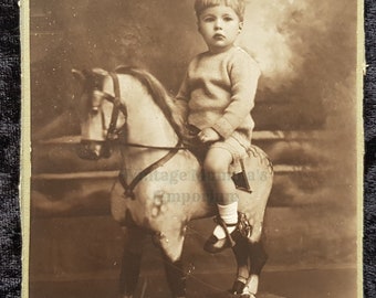 ca. 1899 Viktorianisches Foto – Kabinettkarte – Kind auf Spielzeugpferd