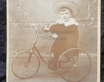 c.1890 Viktorianische Fotografie - Kabinettkarte - Kind auf Dreirad - H. Dean, Desstadt
