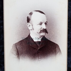 Cartão do Gabinete - Homem de Bigode, Brooklyn