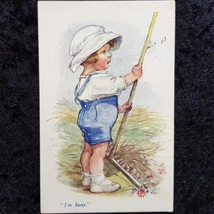 c.1920 Cartão postal de Vivian Mansell - Criança fofa cuidando do jardim "Estou ocupada"