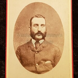 1870 年頃 カルト・ド・ヴィジット - 楕円形の頭と肩に口ひげともみあげのある男性
