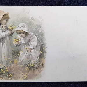 um 1900 Meissner & Buch, Leipzig Serie 1048 - Frühe Postkarte mit ungeteilter Rückseite - Kinder beim Blumenpflücken 'Kinderfreude'
