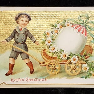 c1910 Osterkarte - Geprägt mit vergoldetem Hintergrund VGC - Junge mit Ei auf Wagen