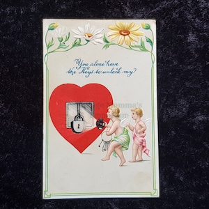 Cartão postal do Dia dos Namorados de 1907 - em relevo - Cupidos com chaves do coração