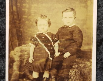 Viktorianisches Foto um 1890 – Kabinettkarte – 2 Kinder – Adams & Co. Liverpool