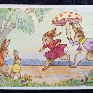 Carte postale n° 1 « Sir Walter Rabbit » de 1948 Doreen M. Parr, Éd. W.E. Mack - Lapins anthropomorphes avec parapluie champignon vénéneux