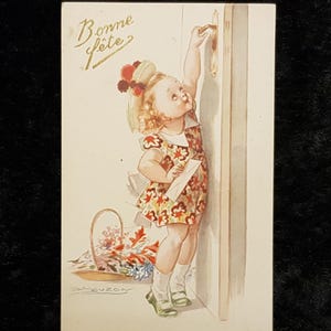 c1920 Französische Grußkarte 'Bonne Fete' - Signiert Mauzan - Süßes Mädchen, das nach der Türklinke greift