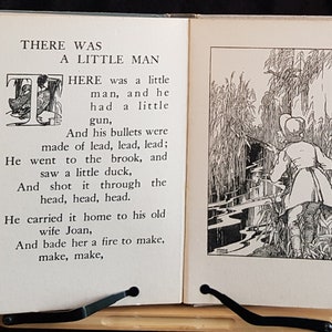 Op de afbeelding: Een open boek met illustraties en tekst. De linkerpagina heeft de titel "THERE WAS A LITTLE MAN" en een gedicht. De rechterpagina toont een man met een geweer in een moerassig gebied. De illustraties zijn in zwart-wit.