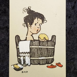 c.1910 Postkarte - Handgemalt - Mädchen in Badewanne - Signiert D.M.P. - Comic - 'Geh weg, ich bin verlobt'