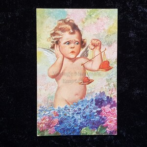 c1910 Cartão postal do Dia dos Namorados - Cupido com corações em escala