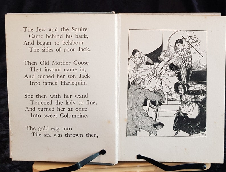 Op de afbeelding: Een open boek met illustraties en tekst. De linkerpagina bevat een gedicht over Jack, Harlekijn en Columbine. De rechterpagina toont een zwart-wit illustratie van personages uit het gedicht, waaronder een Harlekijnfiguur en een vrouw in een jurk.