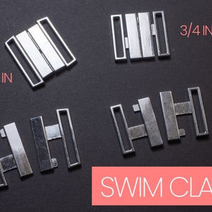 Peut inclure: Quatre fermoirs de maillot de bain en métal argenté de différentes tailles. Les fermoirs mesurent 2,5 cm, 1,9 cm, 1,9 cm et 2,5 cm. Le texte "SWIM CLASP" est imprimé en rose sur fond blanc.