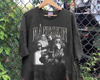 Könnte beinhalten: Ein schwarzes T-Shirt mit einem weißen Aufdruck der Band Måneskin. Der Aufdruck zeigt ein Schwarzweißfoto der Bandmitglieder mit ihren Unterschriften.