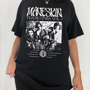 May include: Black oversized t-shirt with a white graphic of the band Maneskin. The graphic includes a photo of the band members and the text "Teatro d'Ira Vol. 1".
