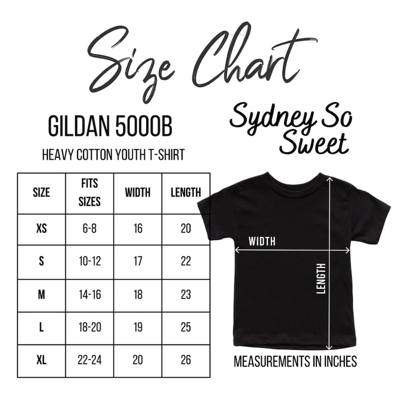 Puede incluir: Camiseta negra para j&oacute;venes con una tabla de tallas. La tabla enumera las tallas XS a XL, con las medidas de ancho y largo en pulgadas. Tambi&eacute;n se ve el texto "Sydney So Sweet".