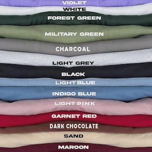 Puede incluir: Una paleta de colores con muestras de tela en tonos violeta, blanco, verde bosque, verde militar, carb&oacute;n, gris claro, negro, azul claro, azul &iacute;ndigo, rosa claro, rojo granate, chocolate oscuro, arena y granate. Cada color est&aacute; etiquetado.