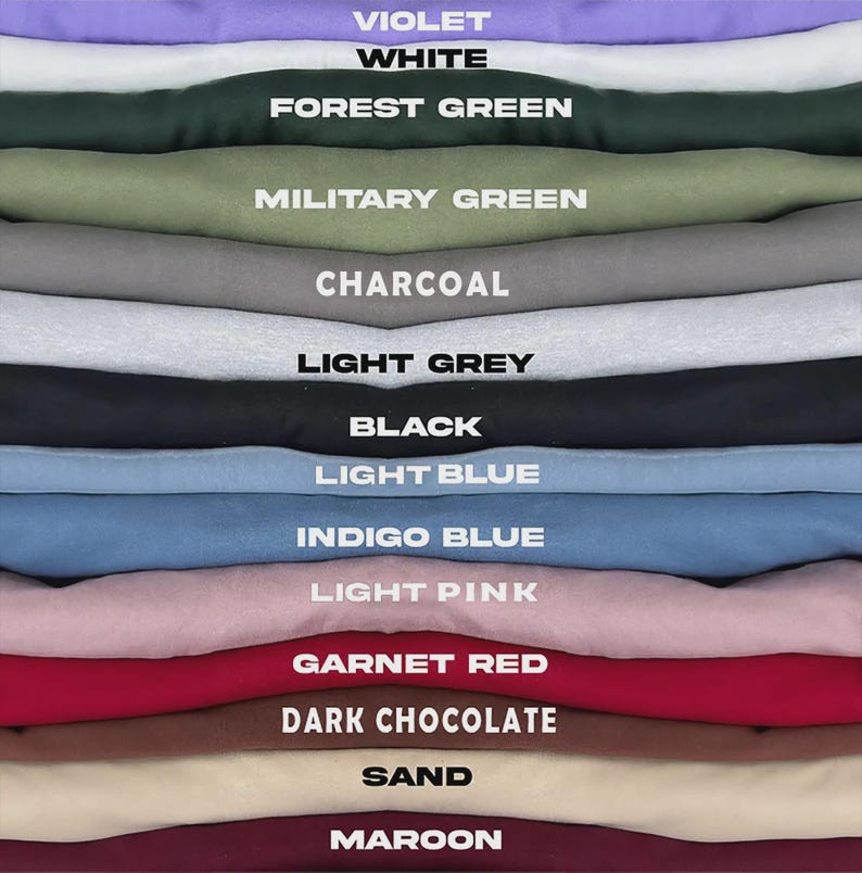 Puede incluir: Una paleta de colores con muestras de tela en tonos violeta, blanco, verde bosque, verde militar, carb&oacute;n, gris claro, negro, azul claro, azul &iacute;ndigo, rosa claro, rojo granate, chocolate oscuro, arena y granate. Cada color est&aacute; etiquetado.