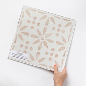 SAMPLE (FULL TILE) Vintage Flowers self-adhesive vinyl floor tile
