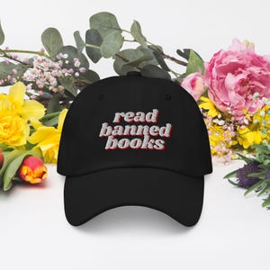 Bonnet pour papa brodé de livres interdits//cadeau livresque, pour les amateurs de lecture, produit de lecture pour lecteur, casquette de lecture, rat de bibliothèque, vêtements de bibliothèque, lecture de bibliothécaire