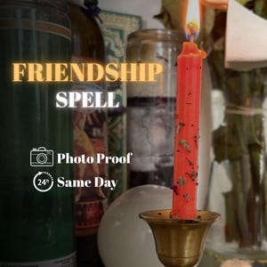 Può includere: Una candela rossa accesa in un portacandele di ottone, con il testo "FRIENDSHIP SPELL", "Photo Proof" e "Same Day". Altri elementi includono un barattolo verde, una sfera bianca e un barattolo di vetro.