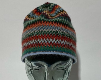 Cappello in lana d'agnello e angora con motivo a zig zag multicolore - Progettato e realizzato in Scozia