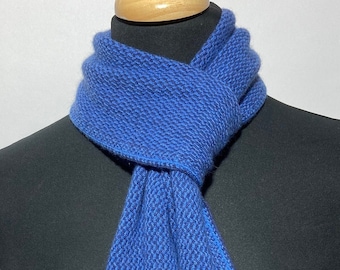 Bufanda de punto de raya diplomática de lana de cordero: calibre fino, fabricada en Escocia