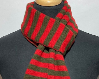 Bufanda de punto de lana de cordero con rayas cuadradas contemporáneas. Diseñada y confeccionada en Escocia