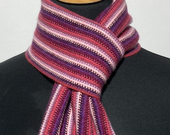 Bufanda de lana de cordero tejida por urdimbre con rayas clásicas multicolor. Diseñada y confeccionada en Escocia.