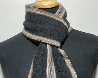 Bufanda de lana de cordero tejida a punto por urdimbre con rayas contemporáneas. Diseñada y confeccionada en Escocia.