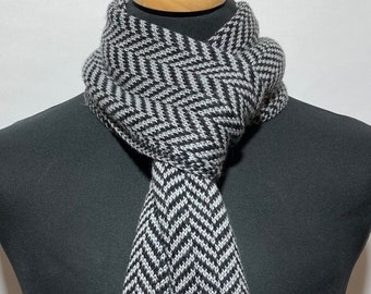 Bufanda de punto de merino con estampado clásico de espiga. Diseñada y confeccionada en Escocia.